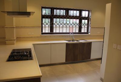 5 Bed House with En Suite in Runda - 2