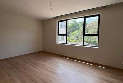 5 Bed Townhouse with En Suite in Lavington - 4