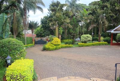 6 Bed House with En Suite in Nyari