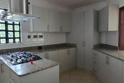 5 Bed Townhouse with En Suite in Lavington - 4