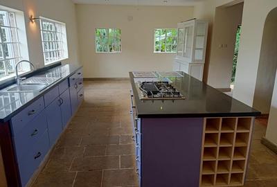 5 Bed House with Swimming Pool in Ridgeways - 2