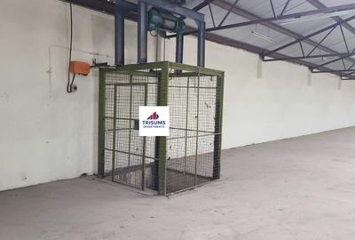 12,000 ft² Warehouse with Fibre Internet in Industrial Area - 4