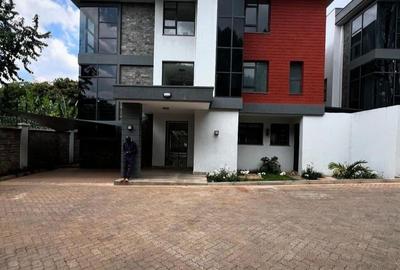 5 Bed House with En Suite in Lavington - 2