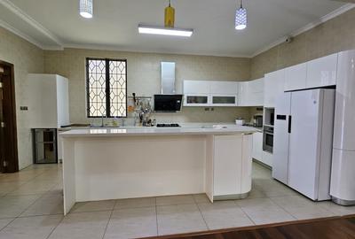 5 Bed House with En Suite at Near Unep