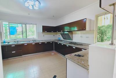4 Bed Villa with En Suite in Riverside - 3