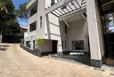 5 Bed Townhouse with En Suite at Manyani East