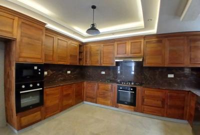 5 Bed Townhouse with En Suite at Lavington Green - 4