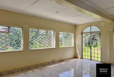 4 Bed House with En Suite in Riverside