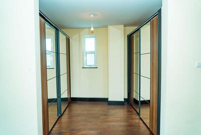 5 Bed Townhouse with En Suite in General Mathenge - 2