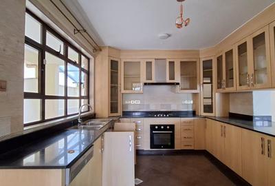 6 Bed Townhouse with En Suite in Lavington - 2