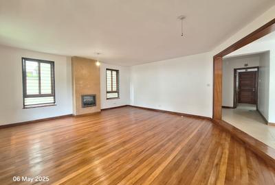 5 Bed Townhouse with En Suite at Lavington - 4