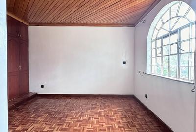 5 Bed Townhouse with En Suite in Lavington - 3