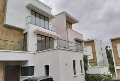 5 Bed Townhouse with En Suite in Lavington - 2
