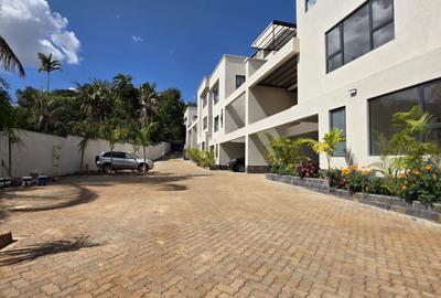 5 Bed Villa with En Suite in Lavington
