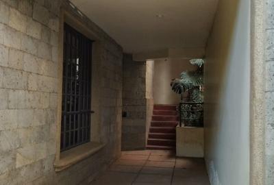 5 Bed Townhouse with En Suite in Spring Valley - 3