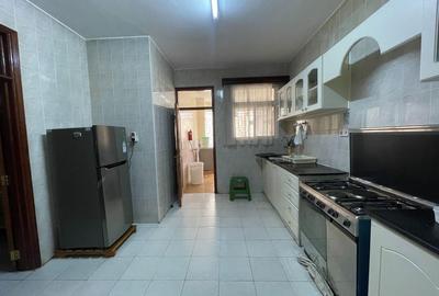 4 Bed Apartment with En Suite in Westlands Area