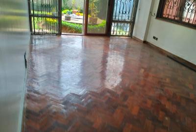 5 Bed Townhouse with En Suite at Lavington - 3