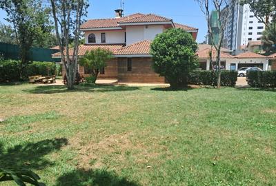 5 Bed House with En Suite at Lavington Green