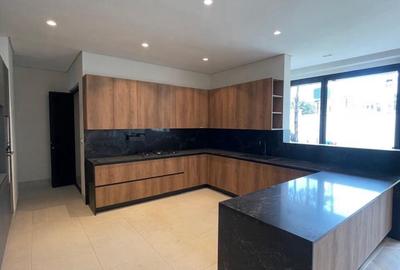 5 Bed Villa with En Suite in Brookside - 4