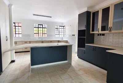 5 Bed House with En Suite in Ridgeways - 3