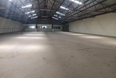 45,000 ft² Warehouse with Lift in Industrial Area