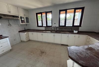 4 Bed House with En Suite in Runda - 3