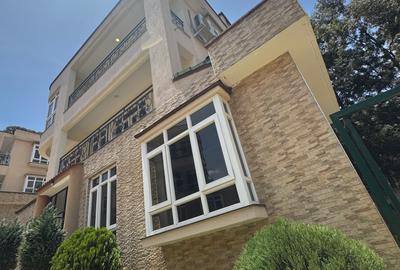 5 Bed Townhouse with En Suite at Lavington - 3