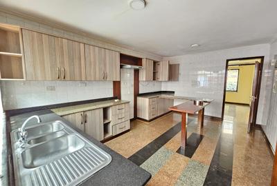 5 Bed House with En Suite in Brookside