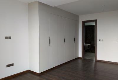 3 Bed Apartment with En Suite in Brookside