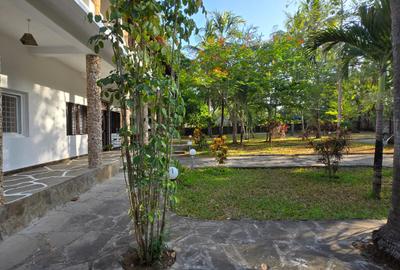 4 Bed Villa with En Suite in Watamu - 3