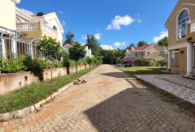 5 Bed House with En Suite in Garden Estate