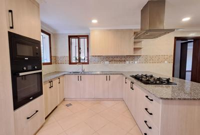 5 Bed Townhouse with En Suite in Spring Valley