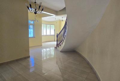 5 Bed Villa with En Suite at Hr2557