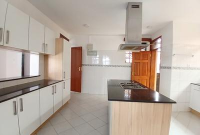 5 Bed Townhouse with En Suite at Lavington - 4