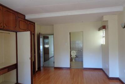 5 Bed Townhouse with En Suite at Lavington - 4