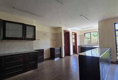 5 Bed House with En Suite in Runda - 4
