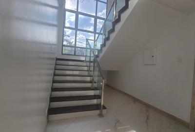 6 Bed House with En Suite in Runda