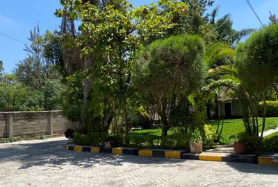 4 Bed House with En Suite in Ridgeways - 4