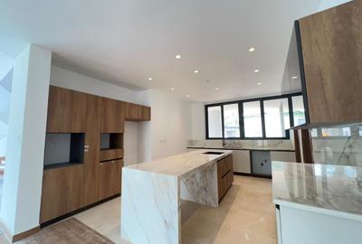 5 Bed House with En Suite in Nyari - 4