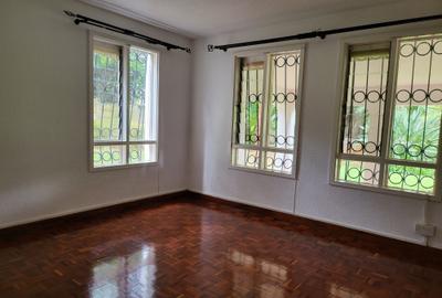 4 Bed House with En Suite in Hill View - 3