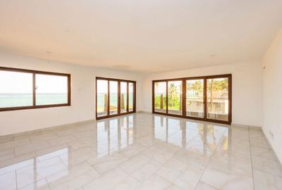 1 Bed Apartment with En Suite at Sandy Shores - 4