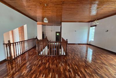 5 Bed House with En Suite in Runda