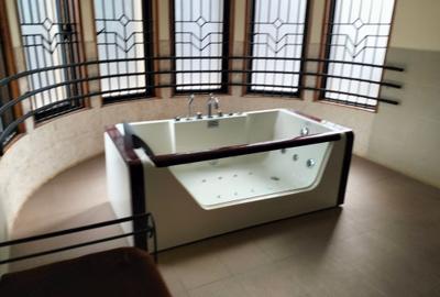 5 Bed Townhouse with En Suite in Kyuna