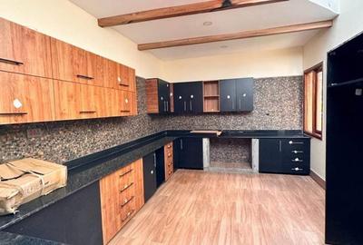 6 Bed House with En Suite at Ridgeways Road - 3