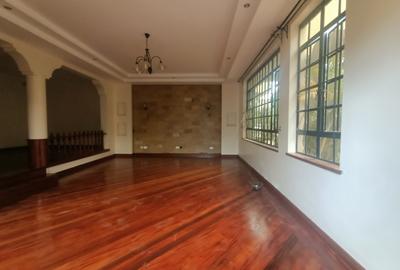 5 Bed Townhouse with En Suite in Lavington - 3