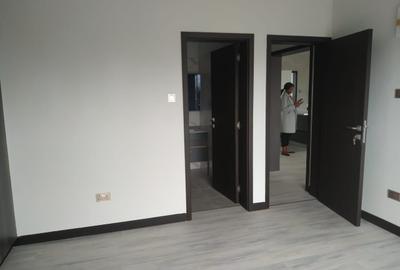 Serviced 3 Bed Apartment with En Suite in Riverside