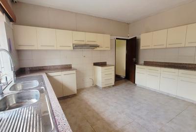 5 Bed House with En Suite in Rosslyn - 4
