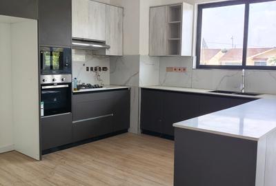 Serviced 2 Bed Apartment with En Suite at 2 Avanue - 2