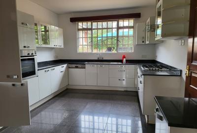 4 Bed Townhouse with En Suite in Rosslyn - 3