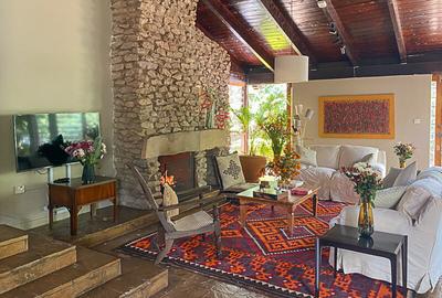4 Bed Villa with En Suite in Lake View